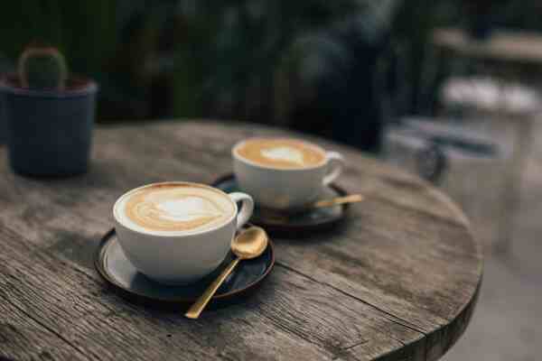 Tasse sur une table, ambiance calme et lumineuse